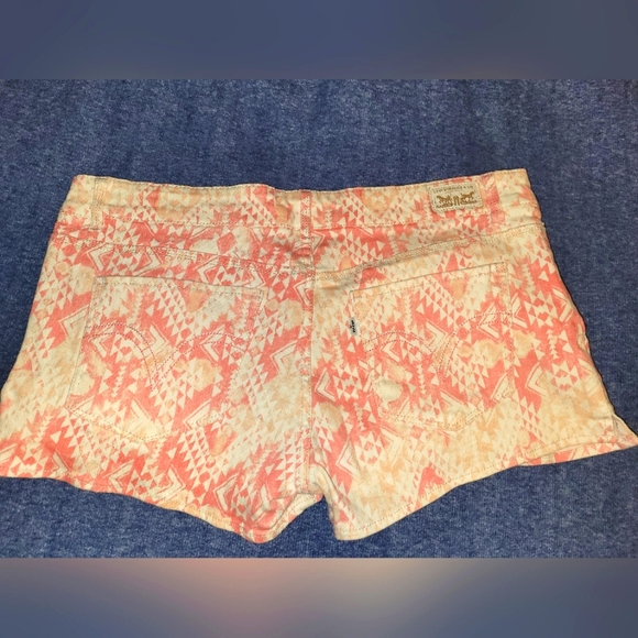 Plus size Levis shorts - Picture 8 of 10